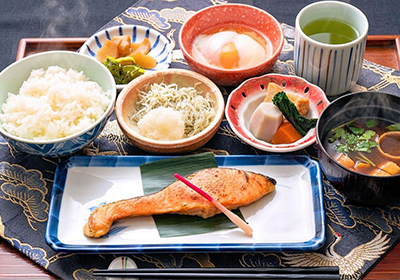 和食（ご飯 又は おかゆ、鮭 又は サバ）